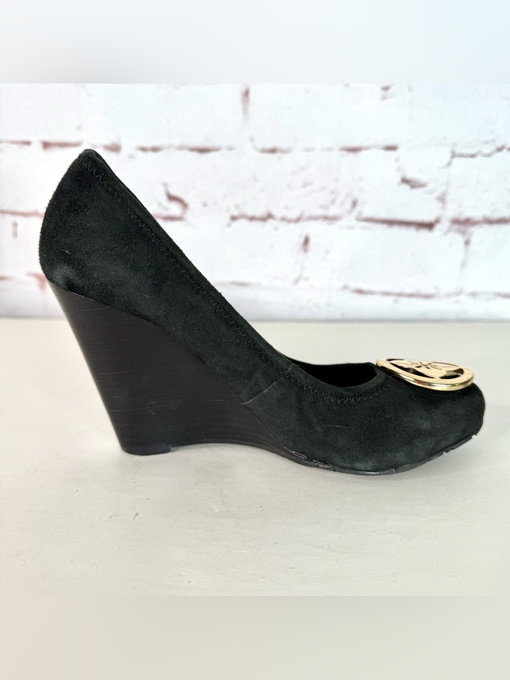 BCBGeneration Black Suede Round Closed Toe Wedge Wooden Heel Size 7 - Picture 15 of 16